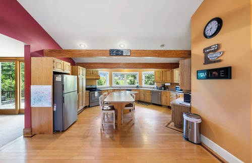 Conway House | 70 Private Acres+Sleeps 12+Fire Pit+Pet Friendly
