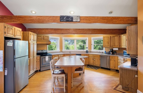Conway House | 70 Private Acres+Sleeps 12+Fire Pit+Pet Friendly