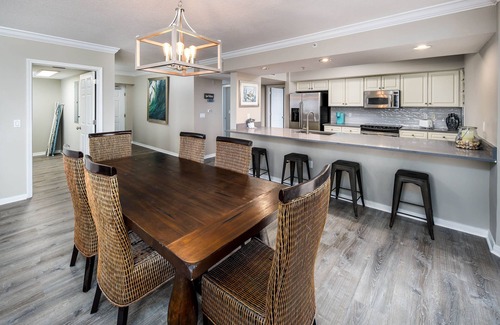 Fort Walton Beach Condo | 700 FT Lazy River | 4 BR/4 King Beds | 2,417 Sq Ft