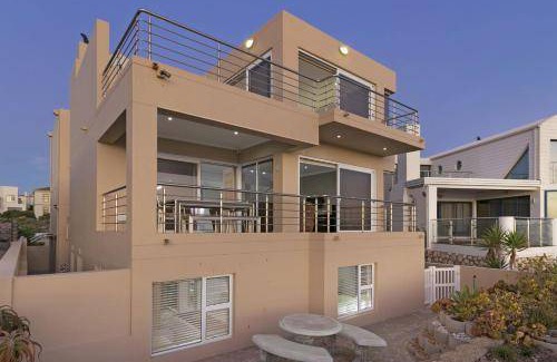 Calypso Beach House | 700 m² House ∙ 5 bedrooms ∙ 9 guests