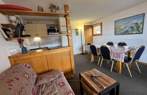 Vallandry Apartment | 70m from ski slopes, 1st floor, balcony, tv, ski locker, 45m², Peisey-Vallandry