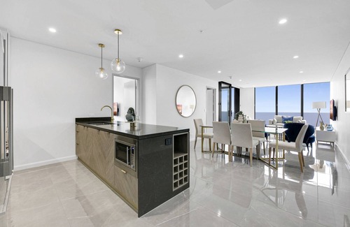 Surfers Paradise Apartment | 71st Floor Premium Stay with Expansive Ocean Views