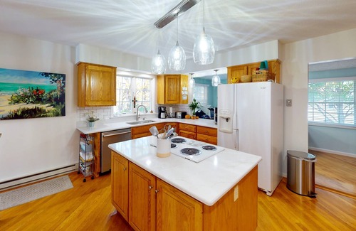 Lakeside Cottage | 720 Jamine Ave. Spacious Cottage in Quiet Area Near the Pool and Pickleball!