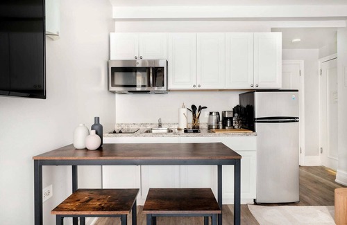 Lincoln Square Apartment | 73-410 Luxury 24 DM New Studio UWS Gym Laundry