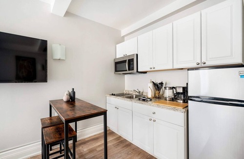 Lincoln Square Apartment | 73-410 Luxury 24 DM New Studio UWS Gym Laundry