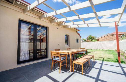 Glenelg South Apartment | 74 m² Apartment ∙ 2 bedrooms ∙ 4 guests