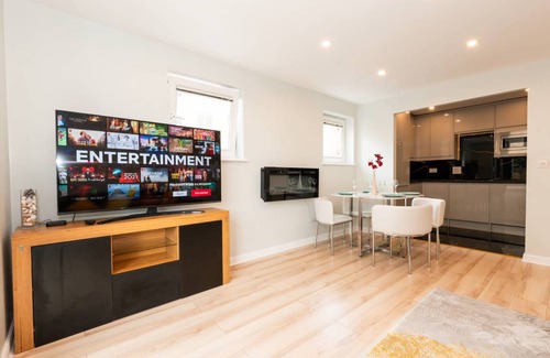Feltham West Apartment | 74 m² Apartment ∙ 2 bedrooms ∙ 4 guests