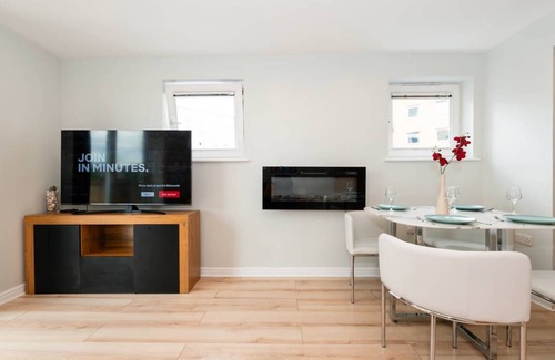 Feltham West Apartment | 74 m² Apartment ∙ 2 bedrooms ∙ 4 guests