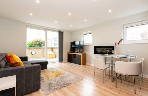 Feltham West Apartment | 74 m² Apartment ∙ 2 bedrooms ∙ 4 guests