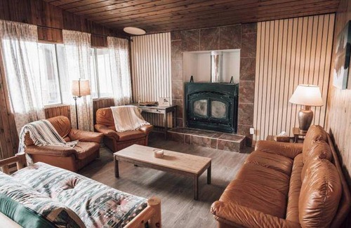 Parkland County House | 74 m² House ∙ 2 bedrooms ∙ 7 guests
