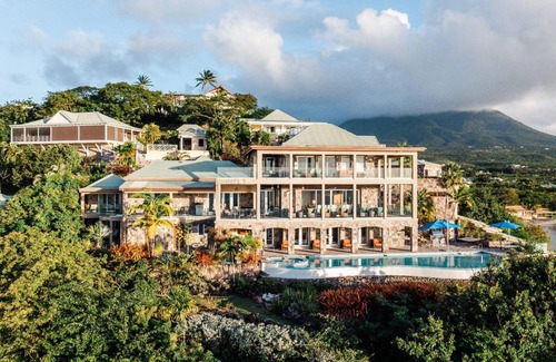 Cliffdwellers House | 743 m² House ∙ 5 bedrooms ∙ 10 guests
