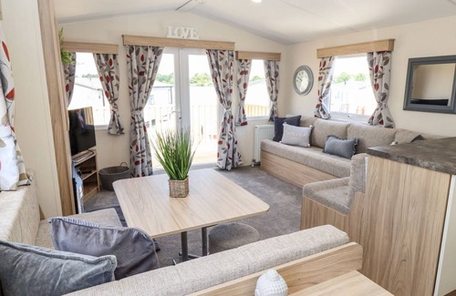 Crowle Cabin | 75 m² Lodge ∙ 3 bedrooms ∙ 6 guests