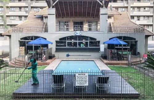 Greater Johannesburg Metropolitan Area Apartment | 77 Grayston Drive