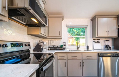 Huntsville House | 7707 Bailey Cove Rd MTR · Bailey Cove Bungalow/Fiber Wi-Fi/4 Beds