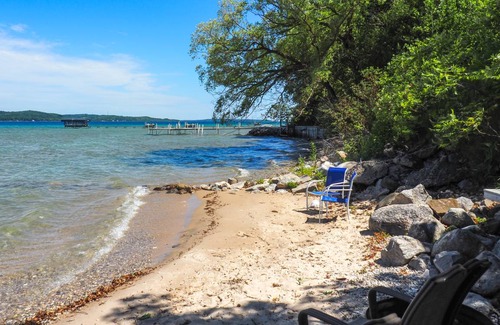 Suttons Bay Cottage | 78 m² Cabin ∙ 2 bedrooms ∙ 4 guests