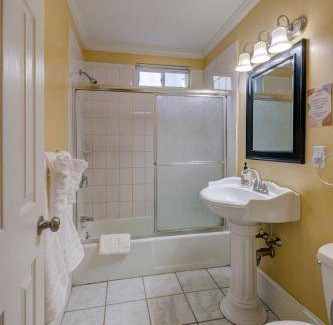 Ashmont Apartment | 79 m² Apartment ∙ 2 bedrooms ∙ 6 guests