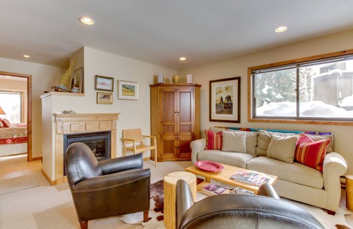 Elkhorn Village Condo | 79 m² Condo ∙ 2 bedrooms ∙ 5 guests