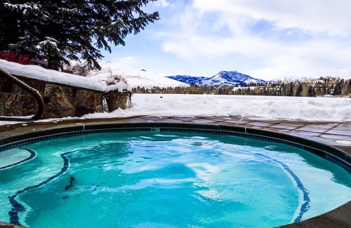 Elkhorn Village Condo | 79 m² Condo ∙ 2 bedrooms ∙ 5 guests