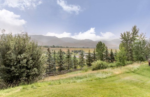 Elkhorn Village Condo | 79 m² Condo ∙ 2 bedrooms ∙ 5 guests