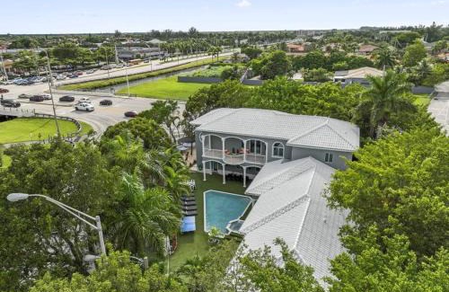 Tamiami House | 7BD Paradise with Amazing pool Jacuzzi Games L32