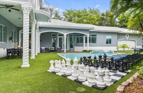 Tamiami House | 7BD Paradise with Amazing pool Jacuzzi Games L32