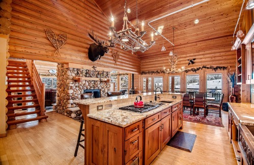 Alma House | 7bd Spacious Cabin Close to Breck; Views & Nature!