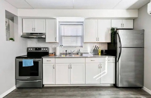 South Central House | 7Bd Spacious Home in Walkerville With Parking