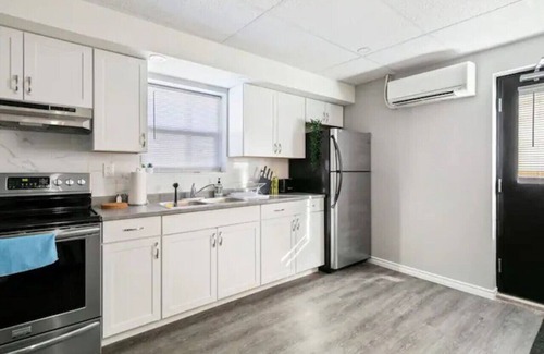 South Central House | 7Bd Spacious Home in Walkerville With Parking
