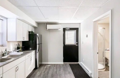 South Central House | 7Bd Spacious Home in Walkerville With Parking