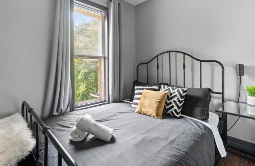 Windsor Villa | 7BR house 19 ppl DT Windsor WD Free Parking