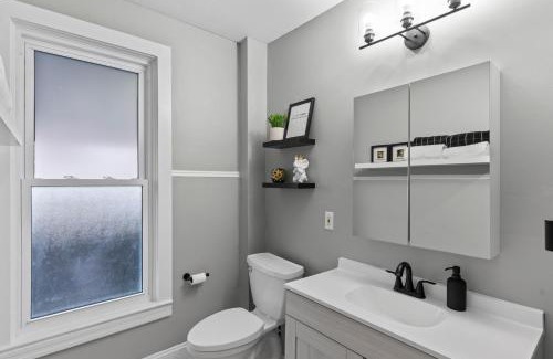 Windsor Villa | 7BR house 19 ppl DT Windsor WD Free Parking