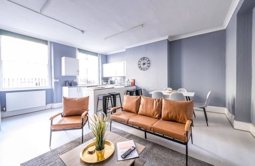 Saint Paul's House | 7BR House with Free Parking by Prescott Apartments