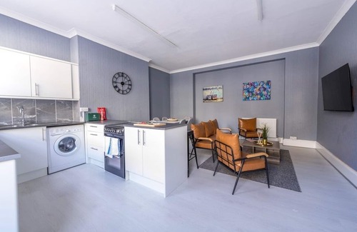 Saint Paul's House | 7BR House with Free Parking by Prescott Apartments