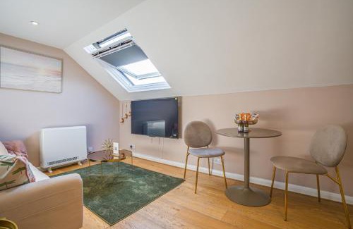 Shepherd's Bush Apartment | 7even Clouds Oasis- Stylish Apartment Near Westfield
