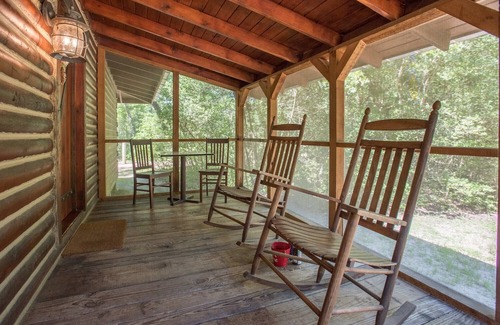 Wellborn Cabin | 7F Lodge - Batts Ferry Cabin w/Breakfast - Log Cabin w/Jacuzzi Tub and Fire Pit