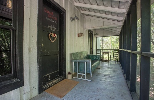 Wellborn Cabin | 7F Lodge - Sugar Shack It's a Juke Joint, Baby w/Jacuzzi Tub and Breakfast