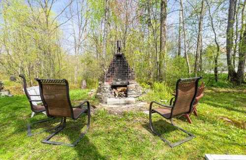 Jefferson House | 7PH Sunny Farmhouse Retreat, AC, Game Room, Dog Friendly