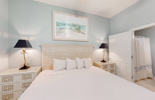Ono Island Condo | 7th Floor Airy Condo, On-Site Pool & Hot Tub, On The Beach