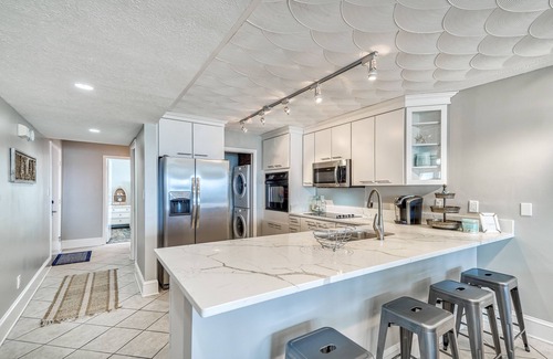 Sunnyside Condo | 7th Floor Beachfront Retreat w/Gulf Views + Community Pools & Amenities Access