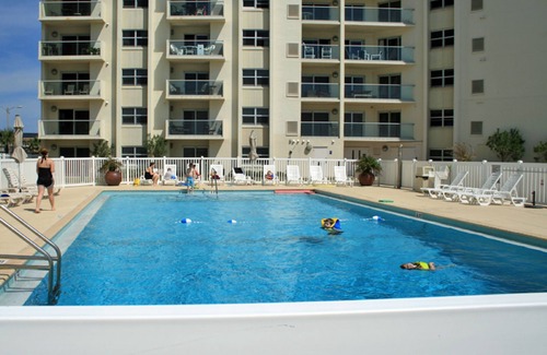 Pensacola Beach Condo | 7th-floor, Gulf-front condo on Pensacola Beach with on-site pool & full kitchen