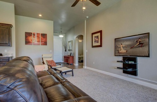 Hurricane House | 7th Heaven by KABINO Sand Hollow 5 mins Zion 35 mins Garage Extra Trailer Parking Satellite Games WiFi Bunk Beds Air Conditioning