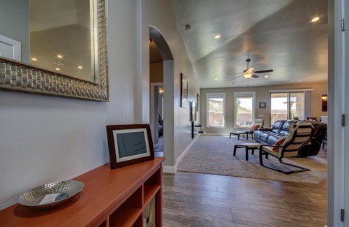 Hurricane House | 7th Heaven by KABINO Sand Hollow 5 mins Zion 35 mins Garage Extra Trailer Parking Satellite Games WiFi Bunk Beds Air Conditioning