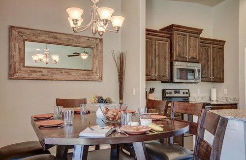 Hurricane House | 7th Heaven by KABINO Sand Hollow 5 mins Zion 35 mins Garage Extra Trailer Parking Satellite Games WiFi Bunk Beds Air Conditioning