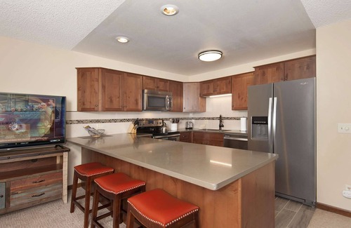 Four O'Clock Condo | 7th Ngt Free! On Trails, Ski-in/out, Community Pool/Spa, Elevator,Balcony,Garage