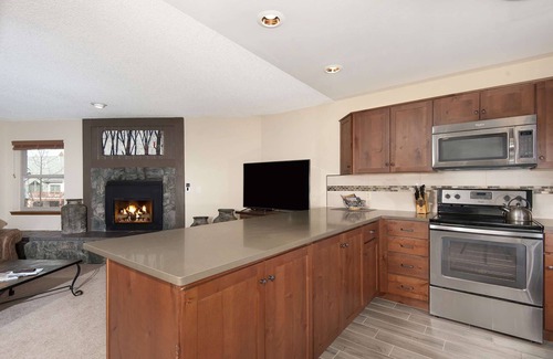 Four O'Clock Condo | 7th Ngt Free! On Trails, Ski-in/out, Community Pool/Spa, Elevator,Balcony,Garage