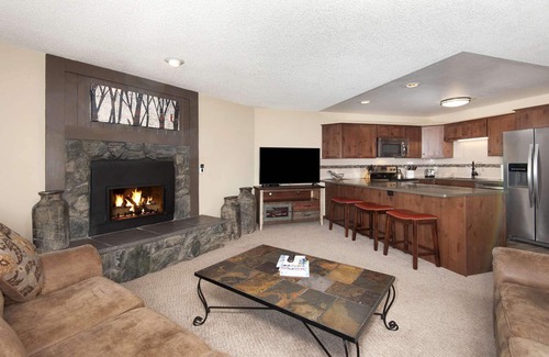 Four O'Clock Condo | 7th Ngt Free! On Trails, Ski-in/out, Community Pool/Spa, Elevator,Balcony,Garage