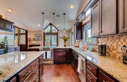 Fairplay House | 7th Night FREE! On Hiking Trails|Big BBQ Deck|Fenced Yard/Dog Run|Hot Tub|Game Room|Wildlife|Garage