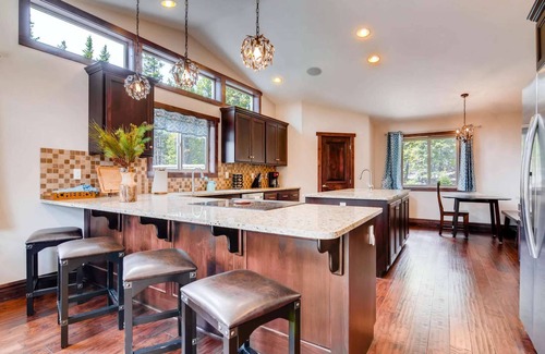 Fairplay House | 7th Night FREE! On Hiking Trails|Big BBQ Deck|Fenced Yard/Dog Run|Hot Tub|Game Room|Wildlife|Garage