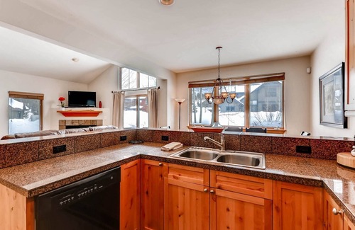The Highlands House | 7th Nt FREE! | Private Deck/Hot Tub/BBQ | Garage | Fireplace | Jetted Tub | Quiet, 2Min to Breck