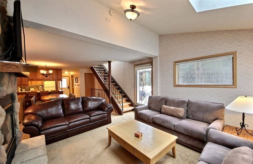 Four O'Clock House | 7th Nt FREE! Walk to Town/Trails/Free Shuttle, Pool/HotTub, Patio+BBQ. Top Spot!